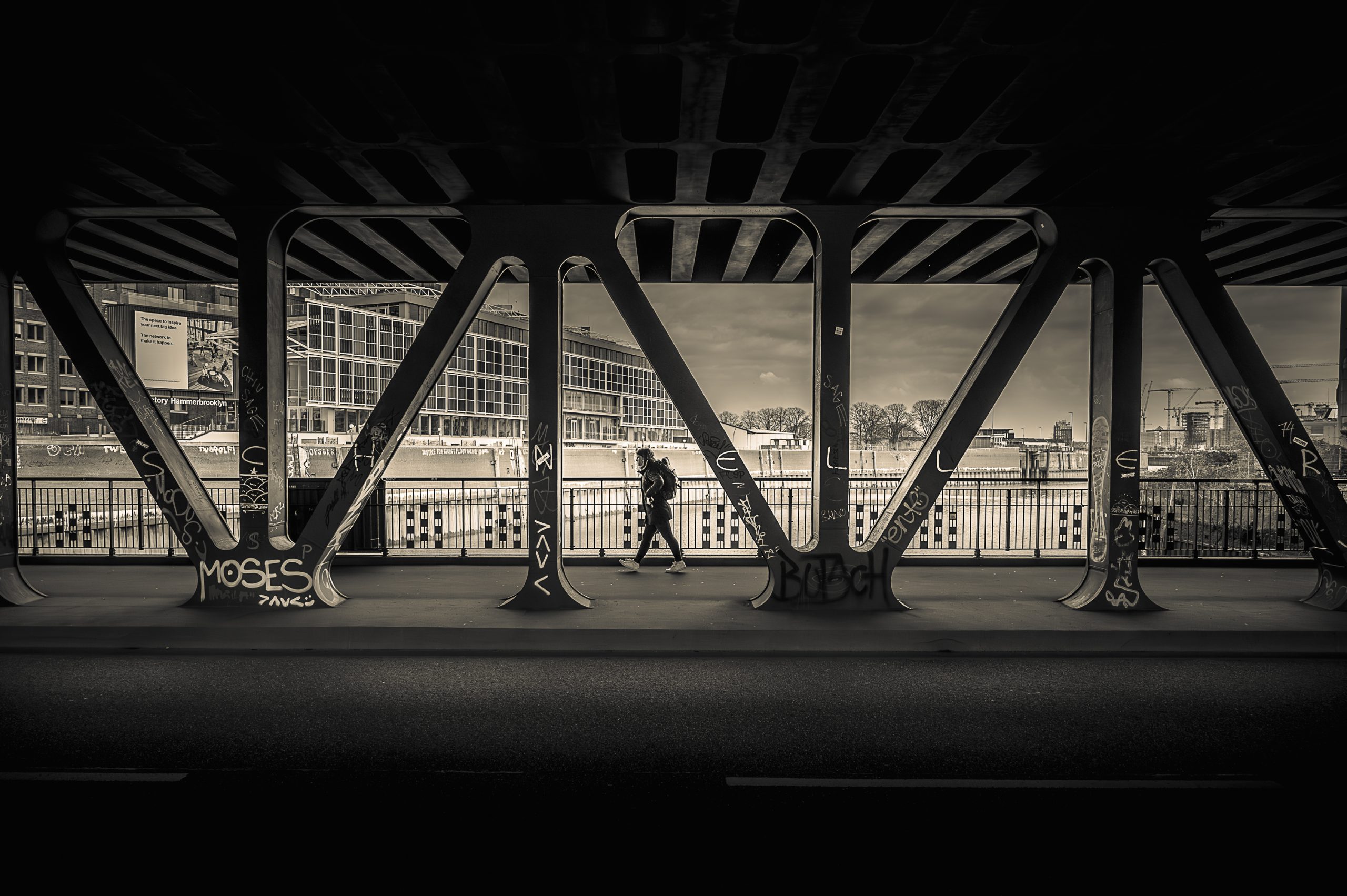 Die Oberhafenbrücke in Hamburg in schwarzweiß