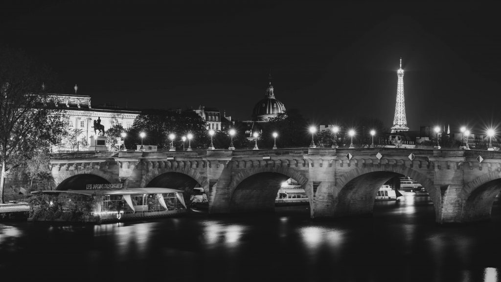 Pont Neuf mit Blick auf den Eiffelturm in Paris bei Nacht
