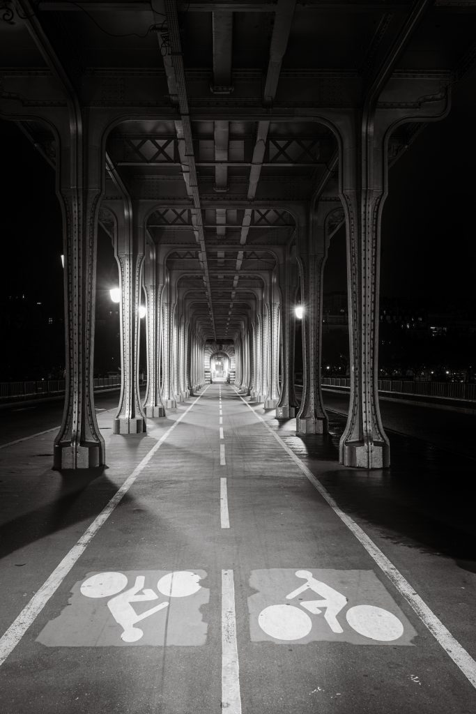 Pont Bir Hakeim in Paris bei Nacht