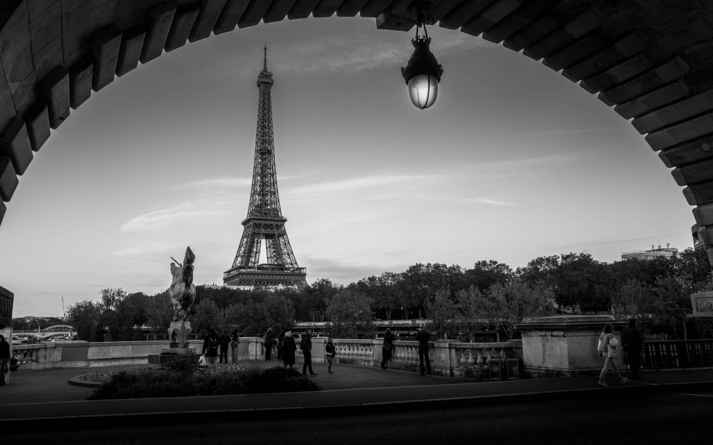 Ein Blick auf den Eiffelturm unter der Brücke Pont Bir Hakeim